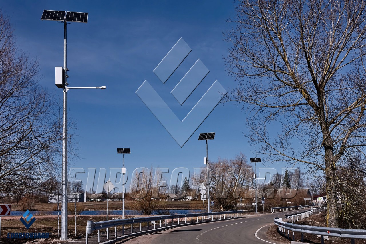 Опоры для автономного освещения рядом с автодорогой