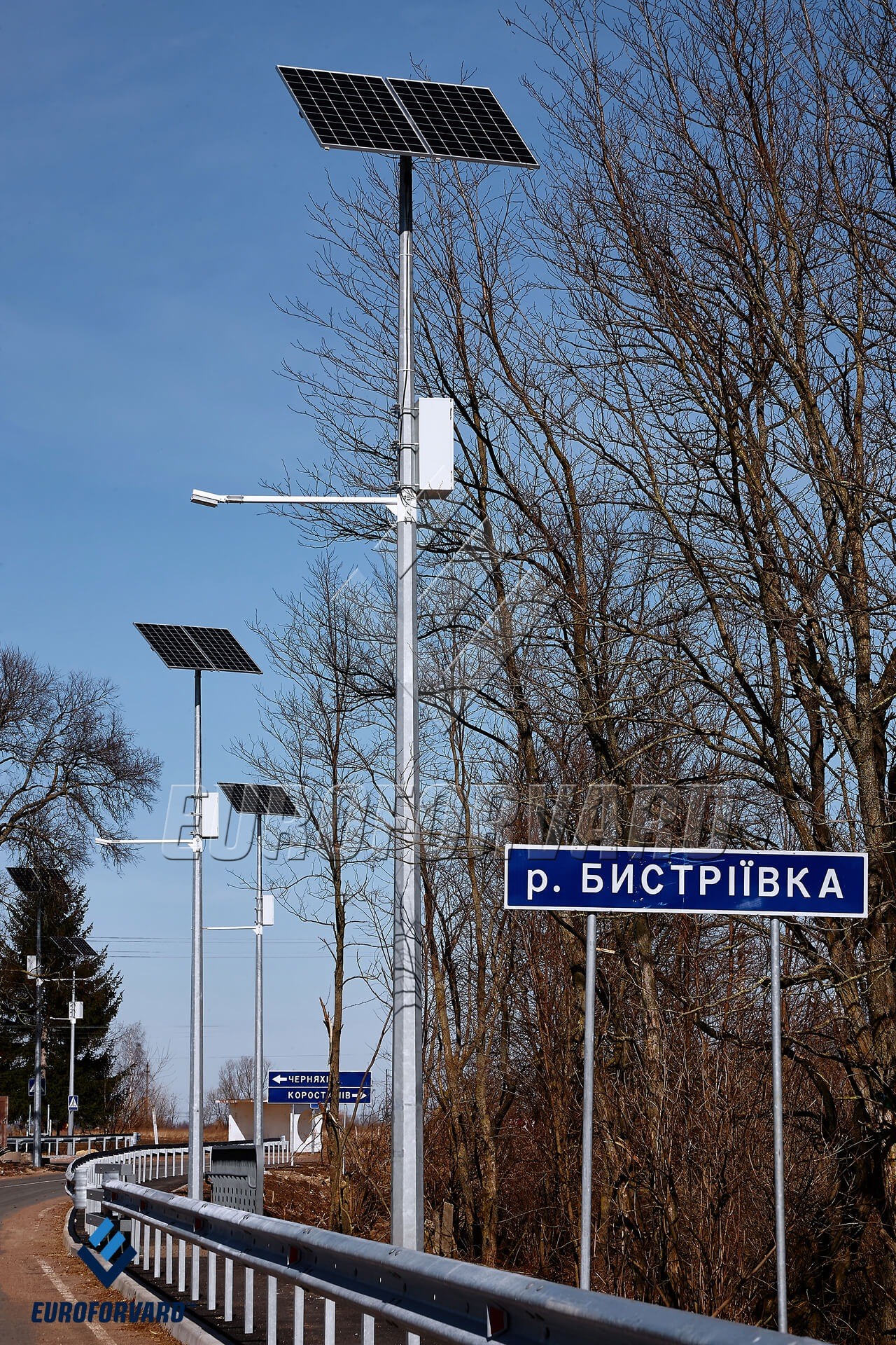 Опоры для автономного освещения рядом с автомобильной дорогой