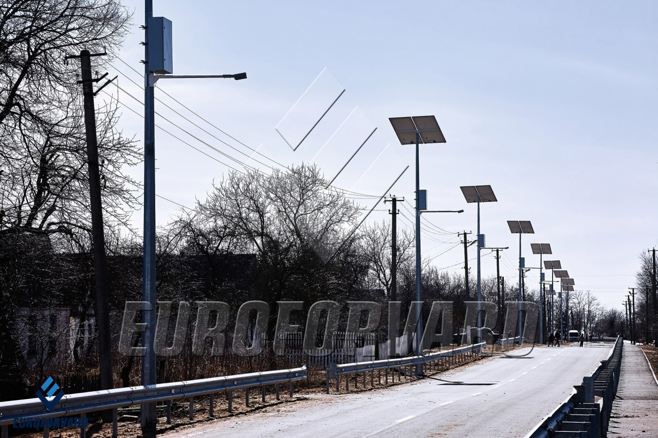 Опоры для автономного освещения вдоль дороги, вид слева
