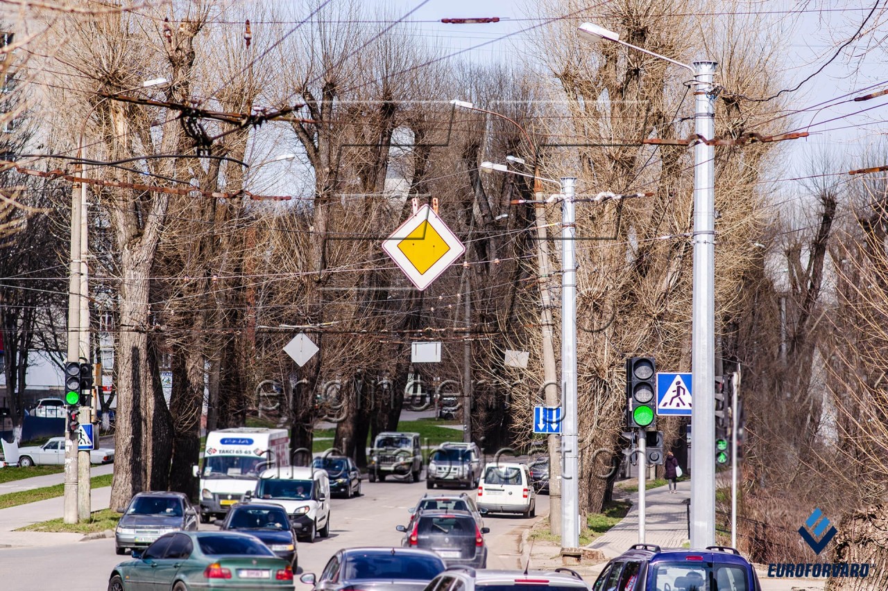 Опори контактної мережі вздовж проїжджої частини в місті