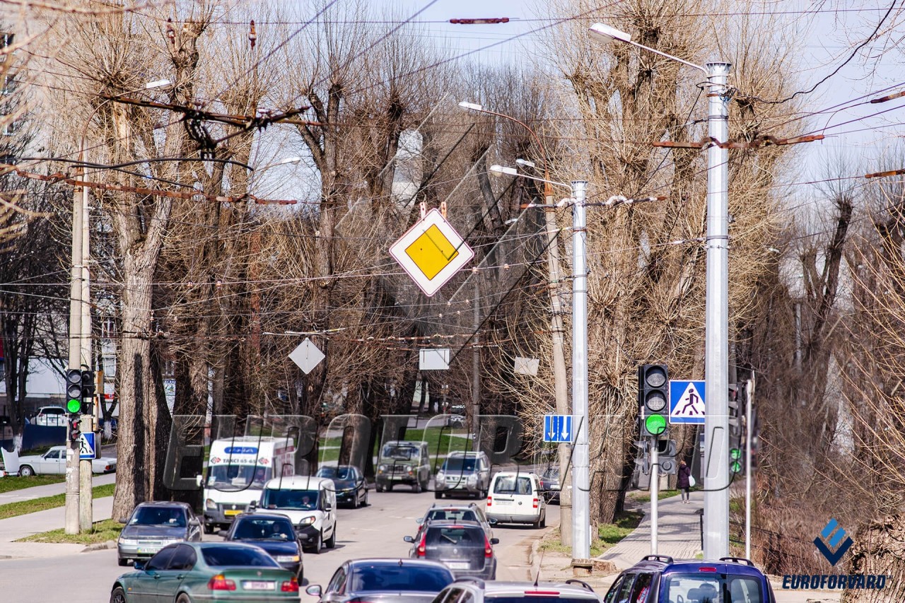 Опори контактної мережі вздовж проїжджої частини в місті