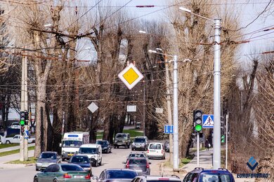 Опори контактної мережі вздовж проїжджої частини в місті