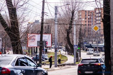 Опори контактної мережі вздовж дороги в місті вдень