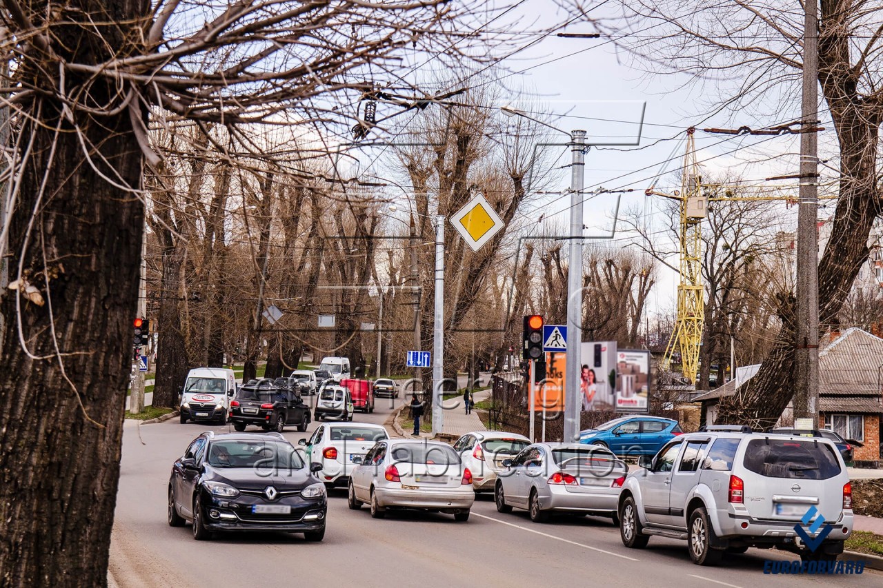 Опори контактної мережі біля проїжджої частини в місті вдень