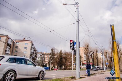 Опори контактної мережі біля проїжджої частини в місті