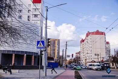 Опори контактної мережі уздовж проїжджої частини