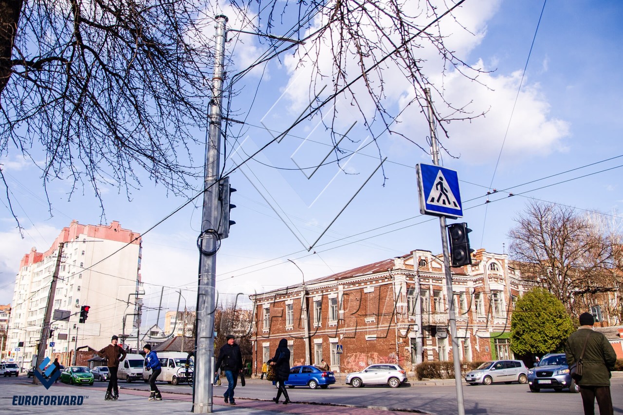 Опори контактної мережі уздовж проїжджої частини вдень