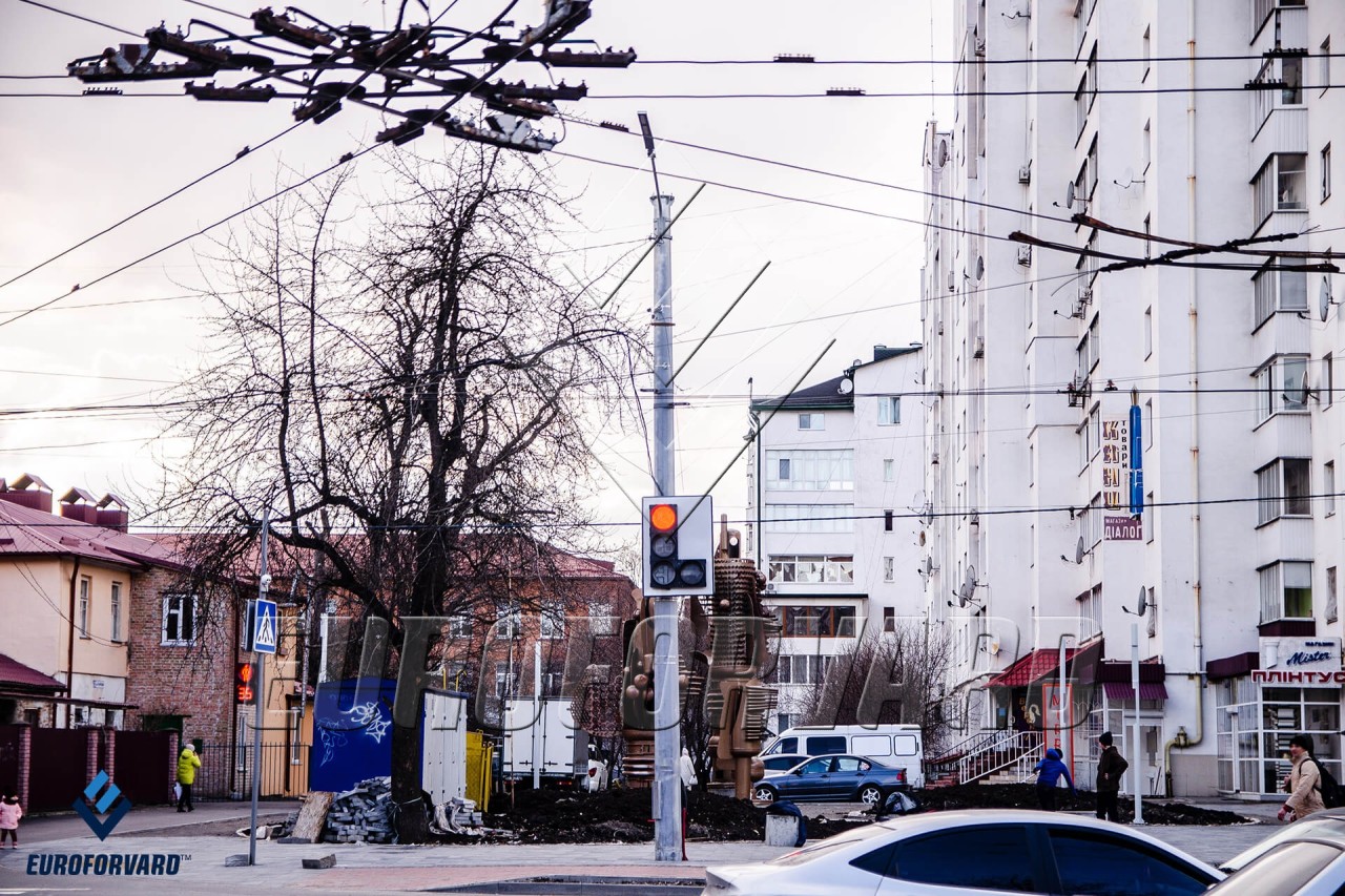 Опори контактної мережі уздовж міської автодороги