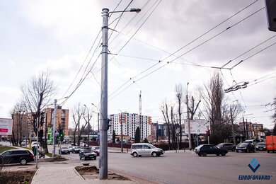 Опоры контактной сети вдоль дороги в городе