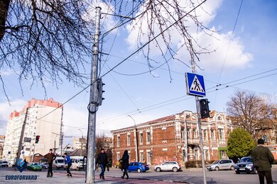 Опоры контактной сети вдоль проезжей части днем
