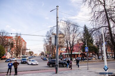 Опоры контактной сети вдоль городской дороги днем