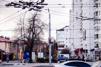 Опоры контактной сети вдоль городской автодороги