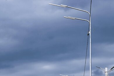 Опоры уличного освещения возле автодороги