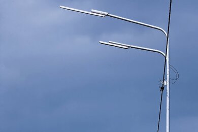 Опоры уличного освещения днём вблизи