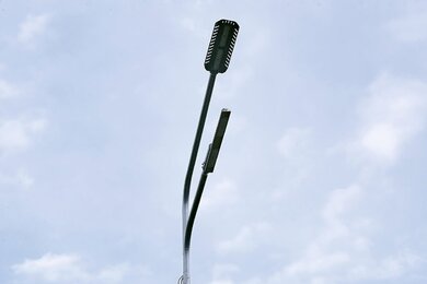 Опоры уличного освещения с двухрядными кронштейнами вблизи