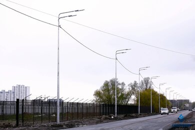Опоры уличного освещения с двухрядными кронштейнами днём