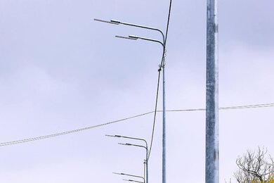 Опоры уличного освещения с двухрядными кронштейнами, вид справа