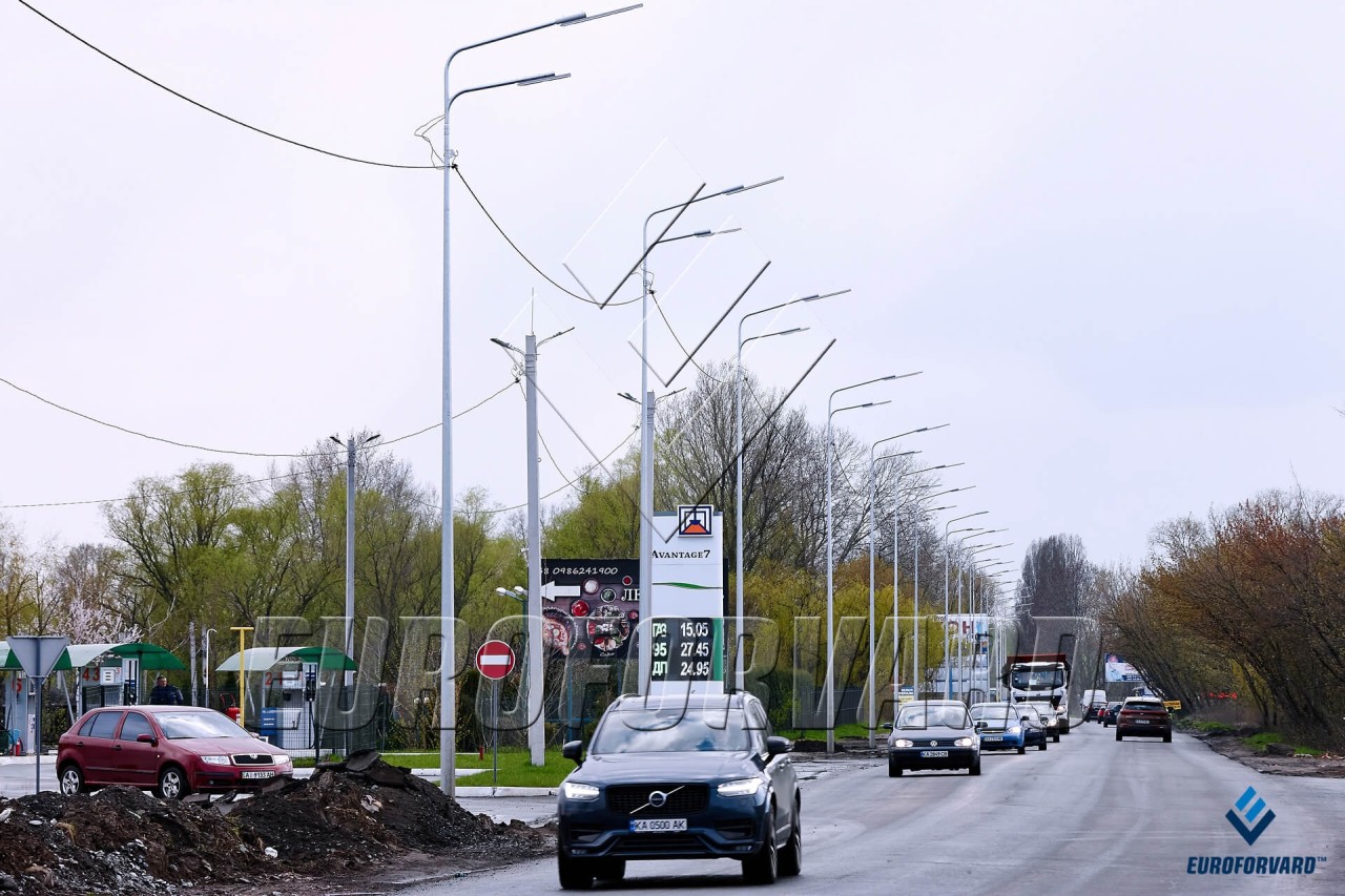 Опоры уличного освещения вдоль автомобильной дороги