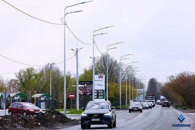 Опоры уличного освещения вдоль автомобильной дороги