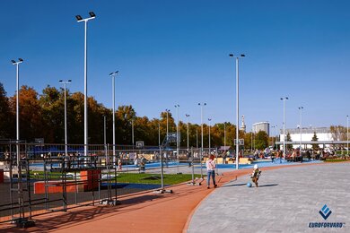 Силові опори освітлення та опори вуличного освітлення в урбан парку
