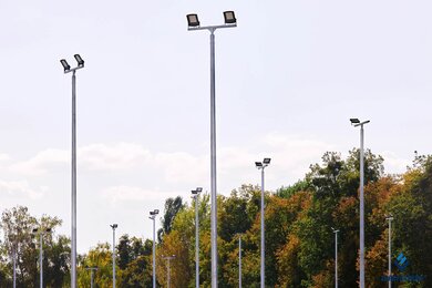 Силові опори освітлення з прожекторами для освітлення урбан парку