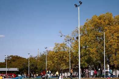 Силовые опоры освещения, усиленные столбы с прожекторами