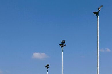 Силовые опоры освещения спортивной зоны днем