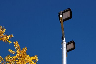 Силовые опоры освещения с прожекторами, крупный план