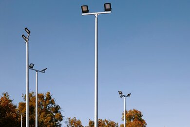 Силовые опоры освещения возле спортивной площадки