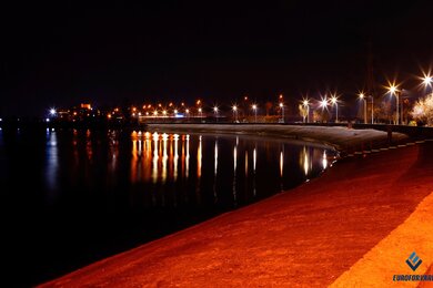 Опори вуличного освітлення на набережній