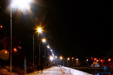 Опори вуличного освітлення вздовж набережної, освітлення в темряві