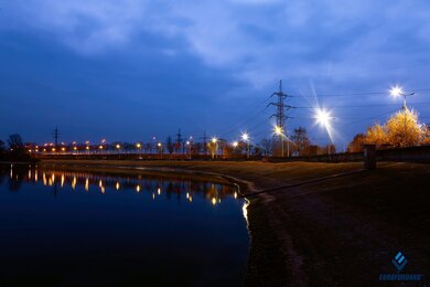 Опоры уличного освещения вдоль набережной