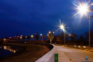 Опоры уличного освещения возле набережной