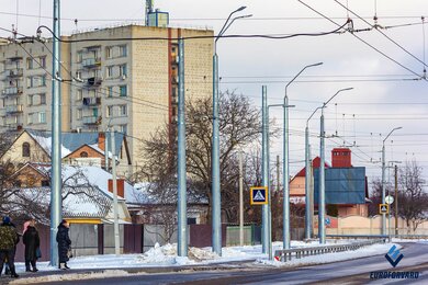 Опори контактної мережі фланцеві біля дороги в місті вдень