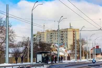 Опори контактної мережі фланцеві вздовж міської дороги вдень
