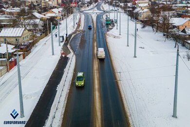 Опори контактної мережі фланцеві вздовж дороги в місті, вид зверху
