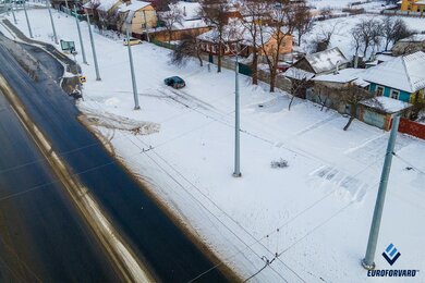 Опори контактної мережі фланцеві вздовж міської дороги, вид зверху