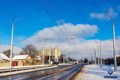 Опори контактної мережі фланцеві вздовж проїжджої частини в місті