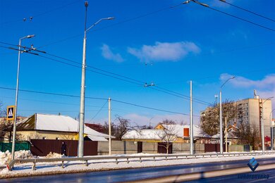 Опори контактної мережі фланцеві біля дороги в місті