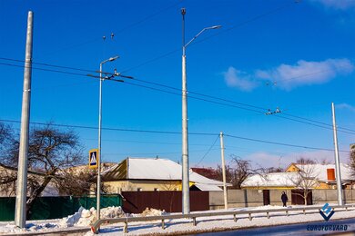 Опори контактної мережі фланцеві вздовж міської дороги