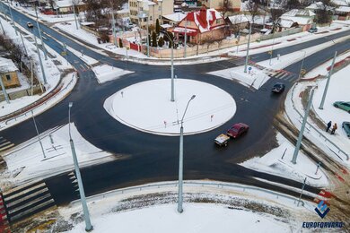 Опоры контактной сети фланцевые возле городской дороги, вид сверху
