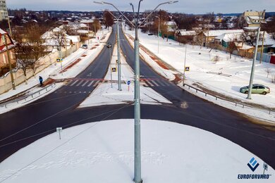 Опоры контактной сети фланцевые возле дороги в городе, вид сверху