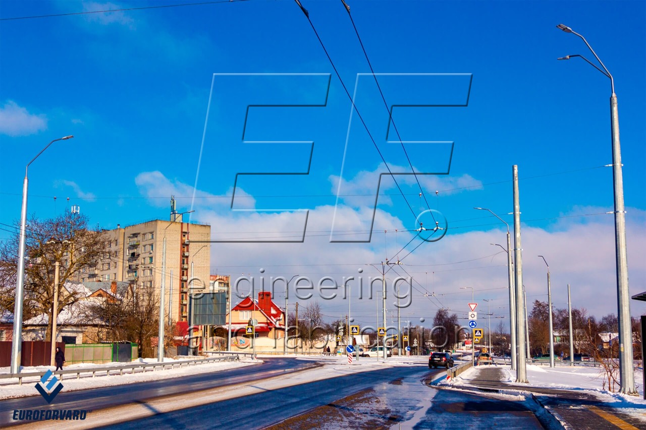 Опоры контактной сети фланцевые возле городской дороги