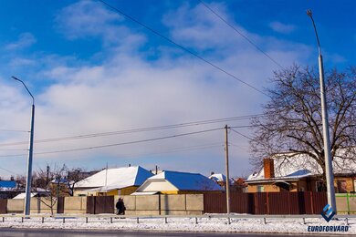 Опоры контактной сети фланцевые вдоль дороги в городе
