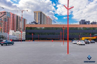 Квадратні опори по периметру автопарковки