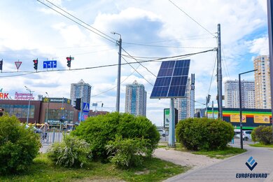 Опори автономного освітлення на міській вулиці