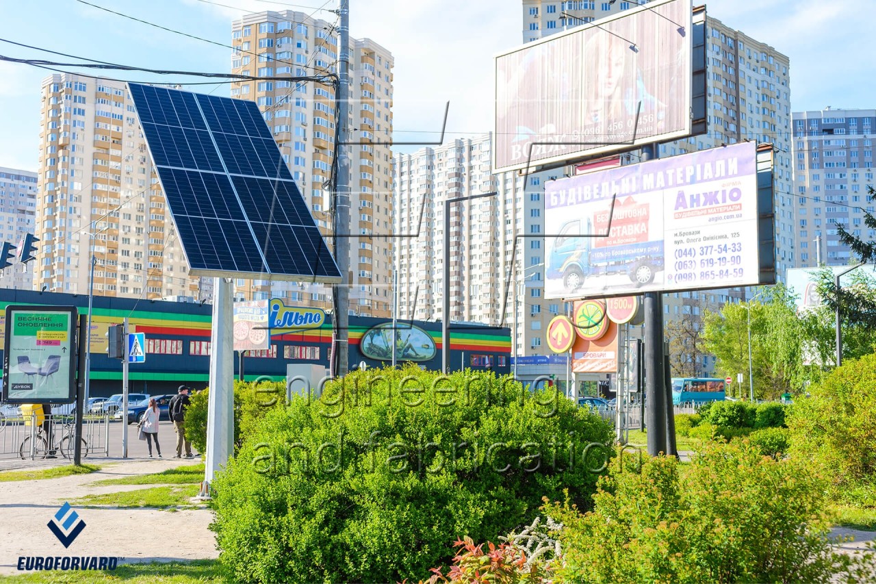 Опоры автономного освещения в городе