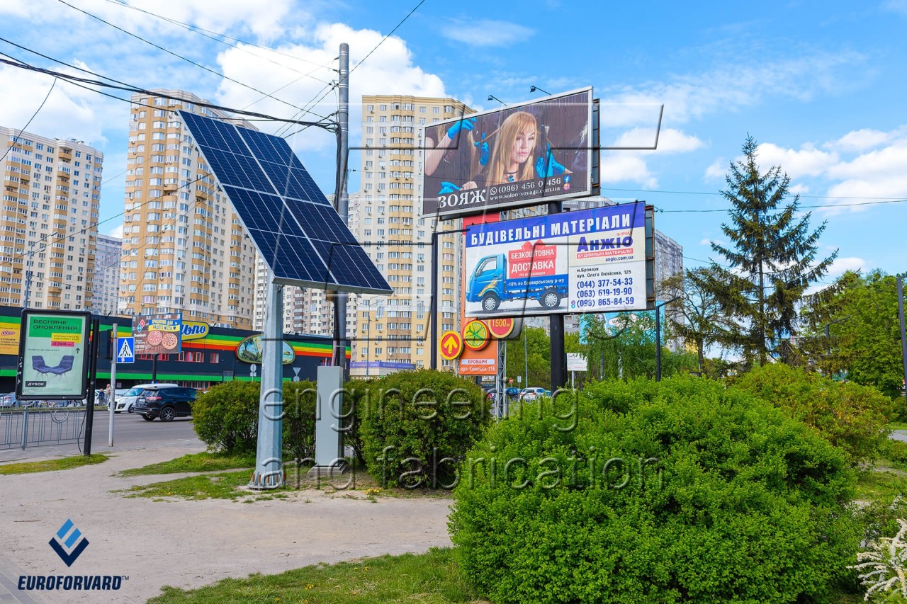 Опоры автономного освещения на городской улице днем