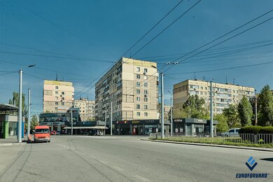 Опори контактної мережі металеві біля проїжджої частини в місті