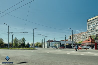 Опори контактної мережі металеві біля дороги в місті